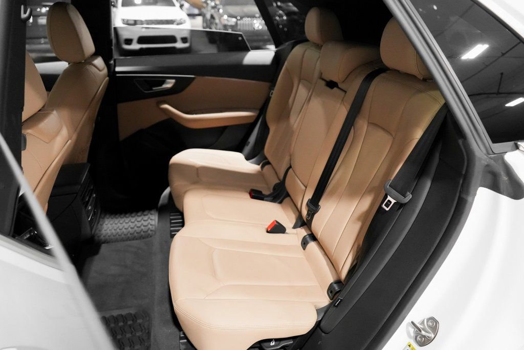 Used 2023 Audi Q8 Premium image 28