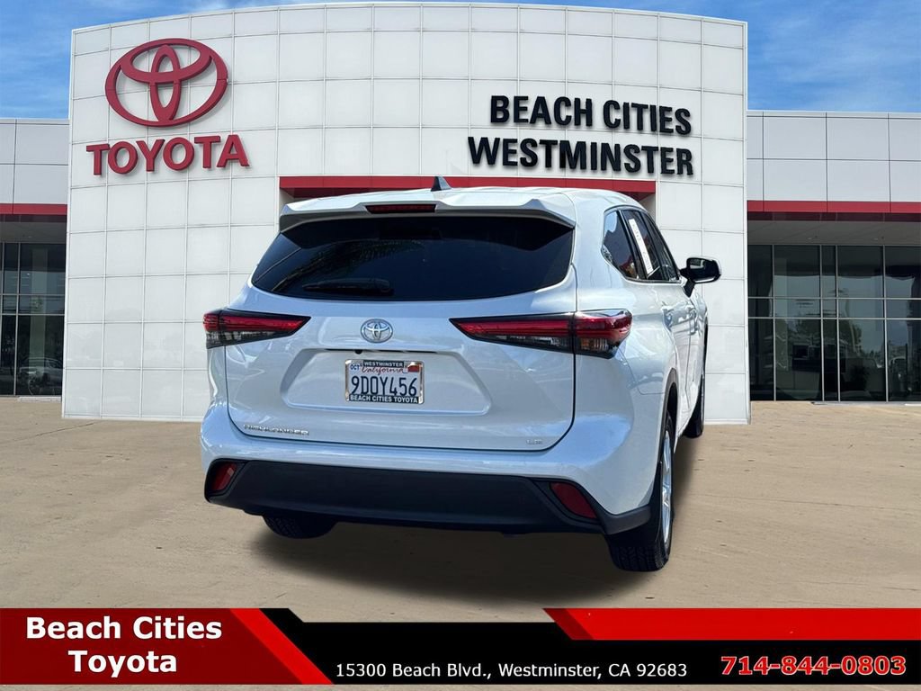 Used 2022 Toyota Highlander LE FWD image 11