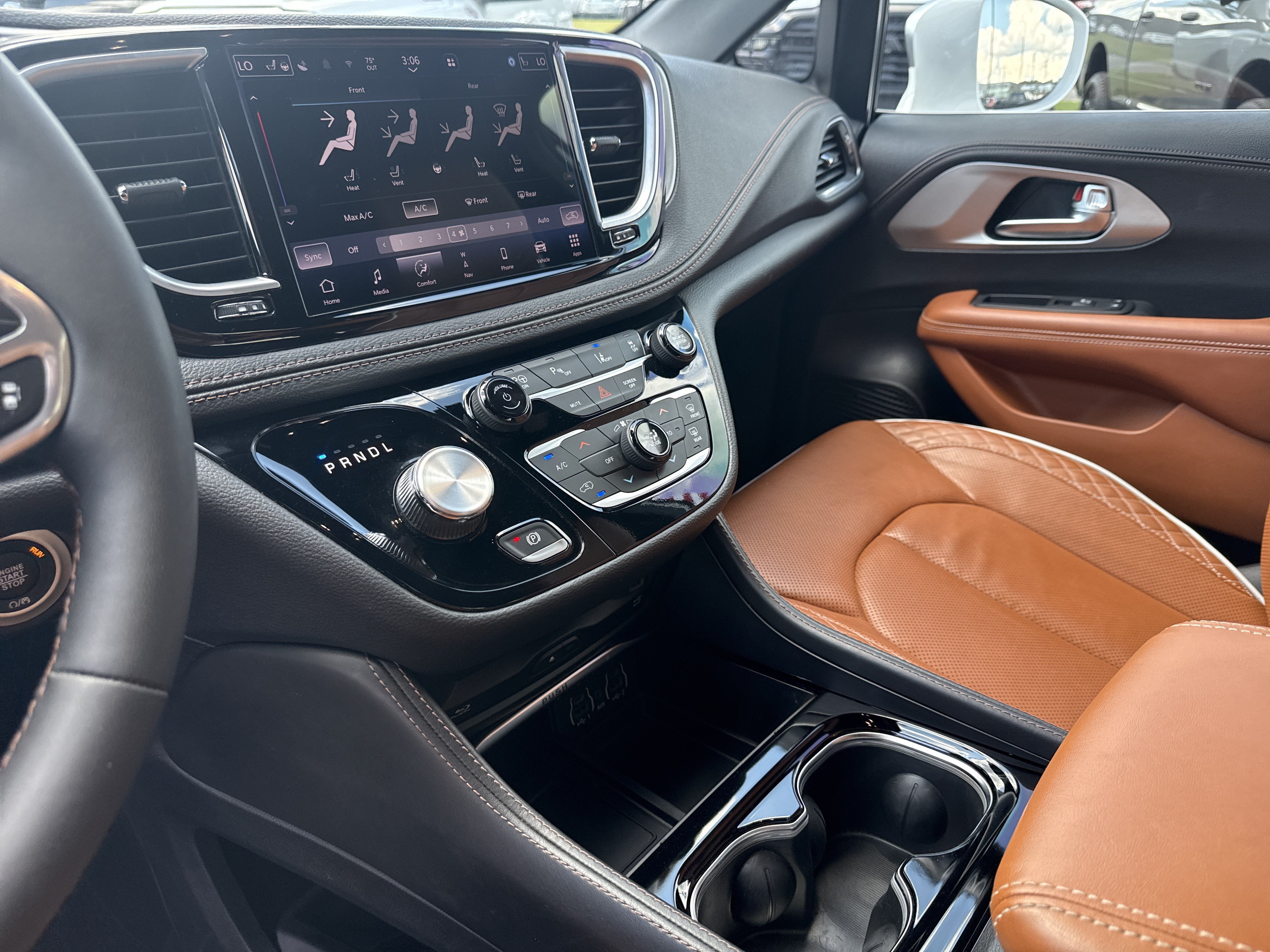 Used 2024 Chrysler Pacifica Pinnacle FWD image 30