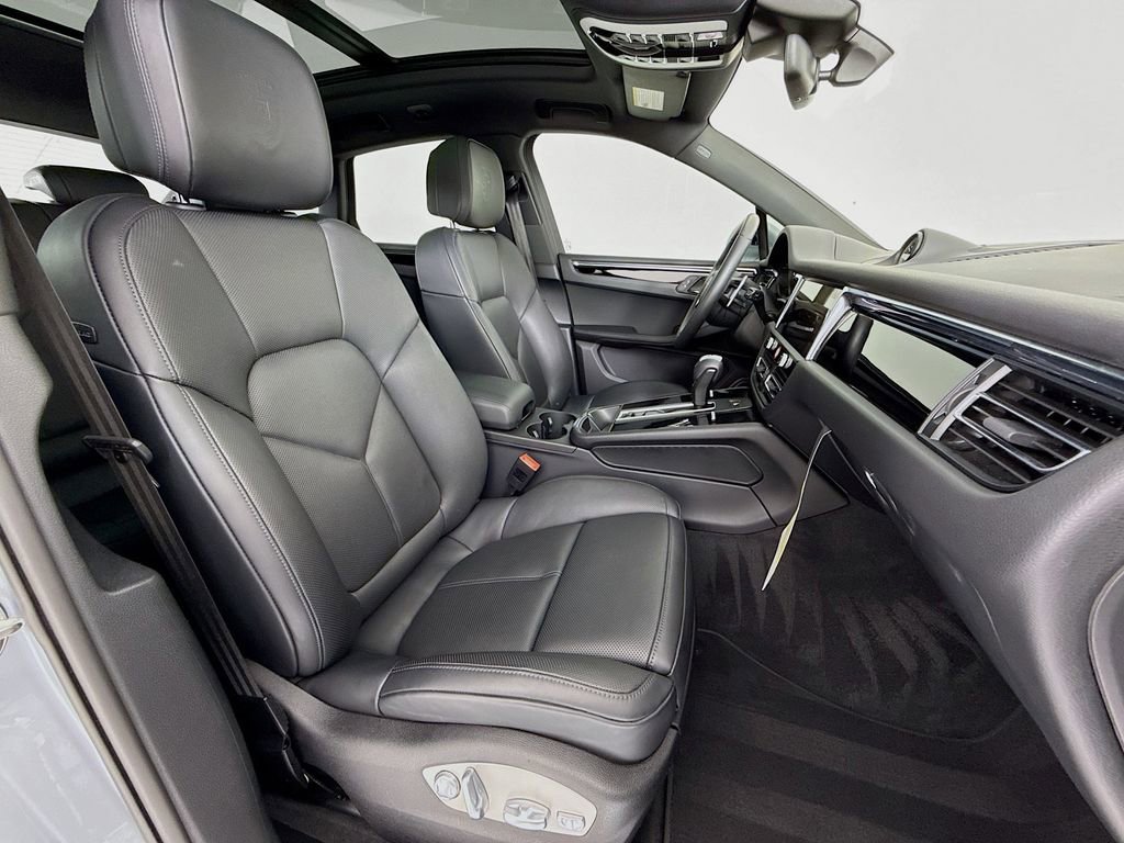 Certified 2025 Porsche Macan AWD/4WD image 30