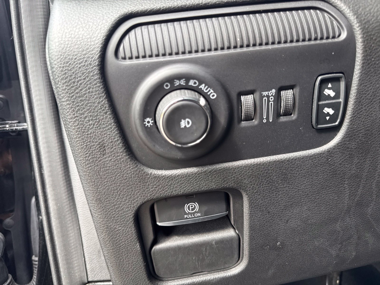 Used 2024 Jeep Wagoneer L Series II w/ Flexible Seating Group AWD/4WD image 14