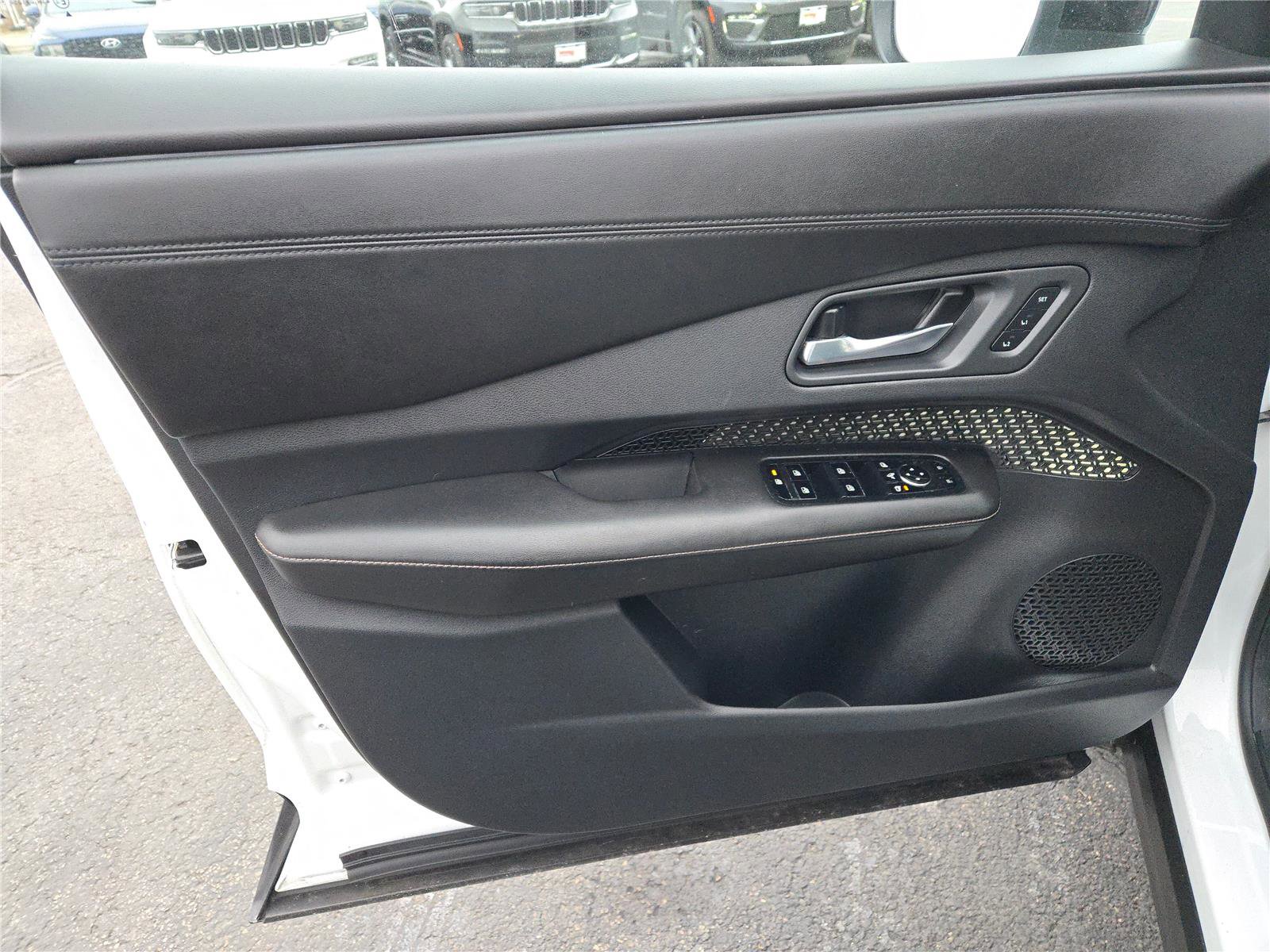 Used 2023 Nissan Ariya AWD image 23