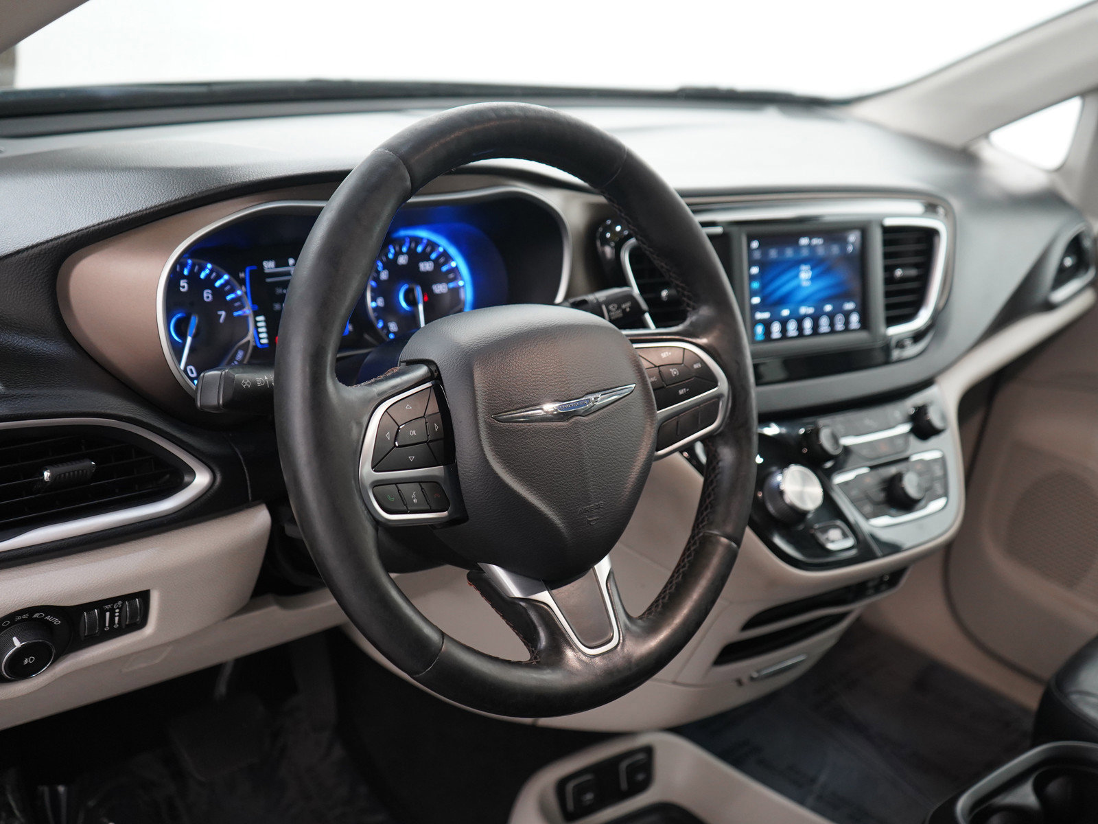 Used 2019 Chrysler Pacifica Touring-L image 23