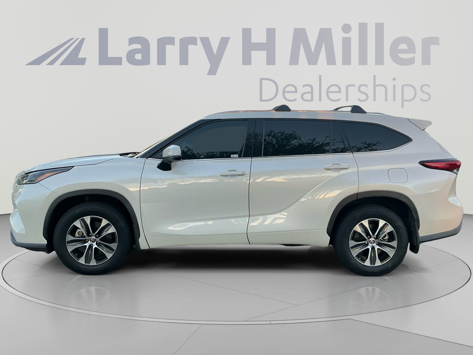 Used 2021 Toyota Highlander XLE AWD/4WD image 2