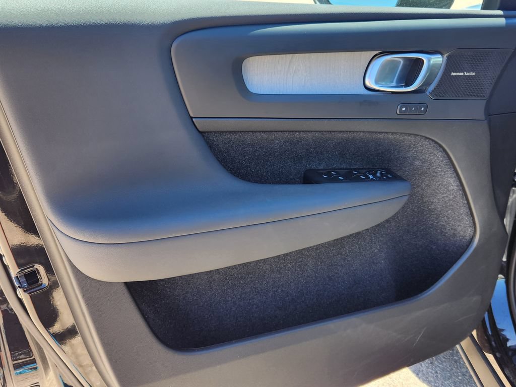 Used 2025 Volvo XC40 B5 Plus w/ Climate Package AWD/4WD image 6