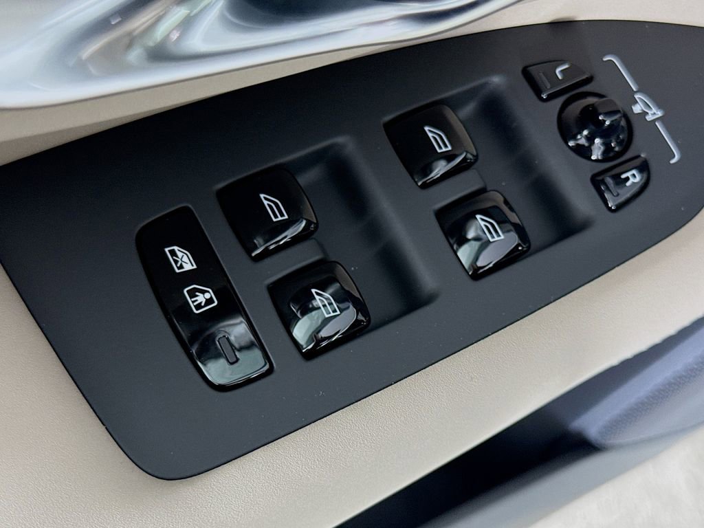 New 2026 Volvo XC90 T8 Plus w/ Protection Package Premier image 18