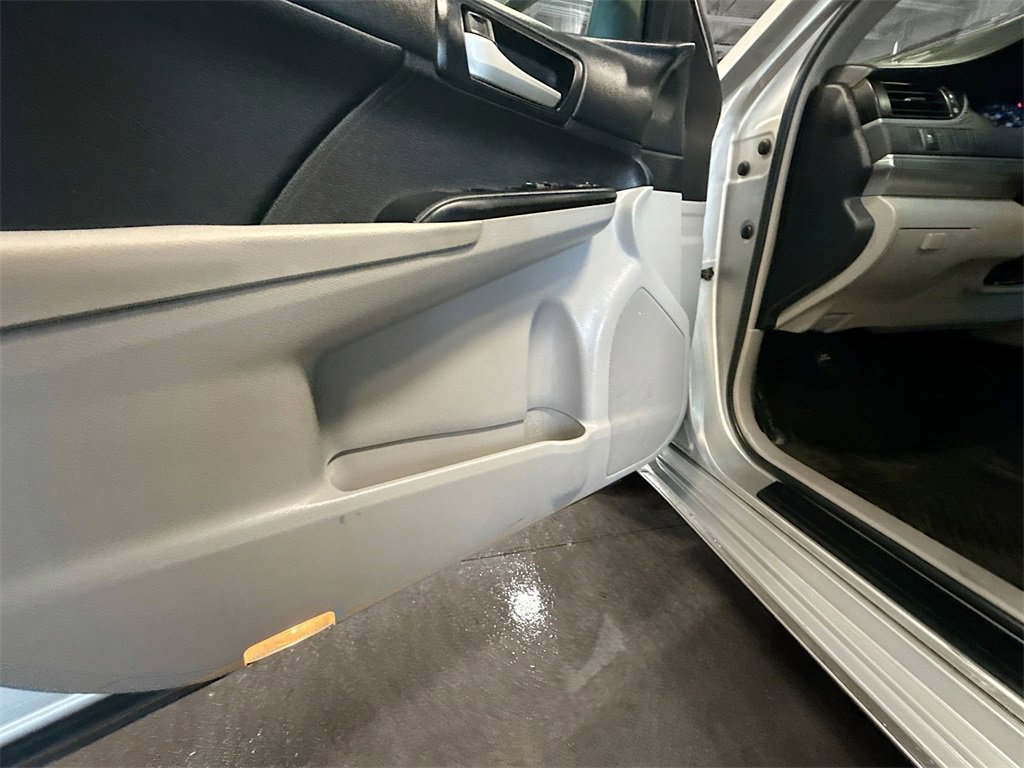 Used 2013 Toyota Camry LE image 19