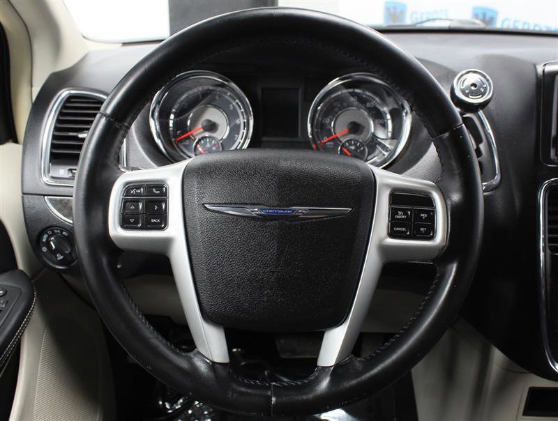 Used 2016 Chrysler Town & Country Touring FWD image 14