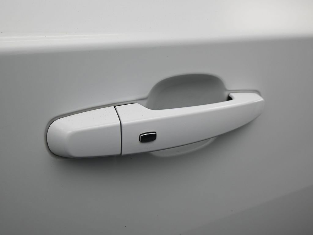 Used 2023 Chevrolet Traverse LT image 40