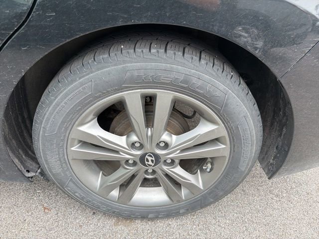 Used 2017 Hyundai Elantra SE image 14