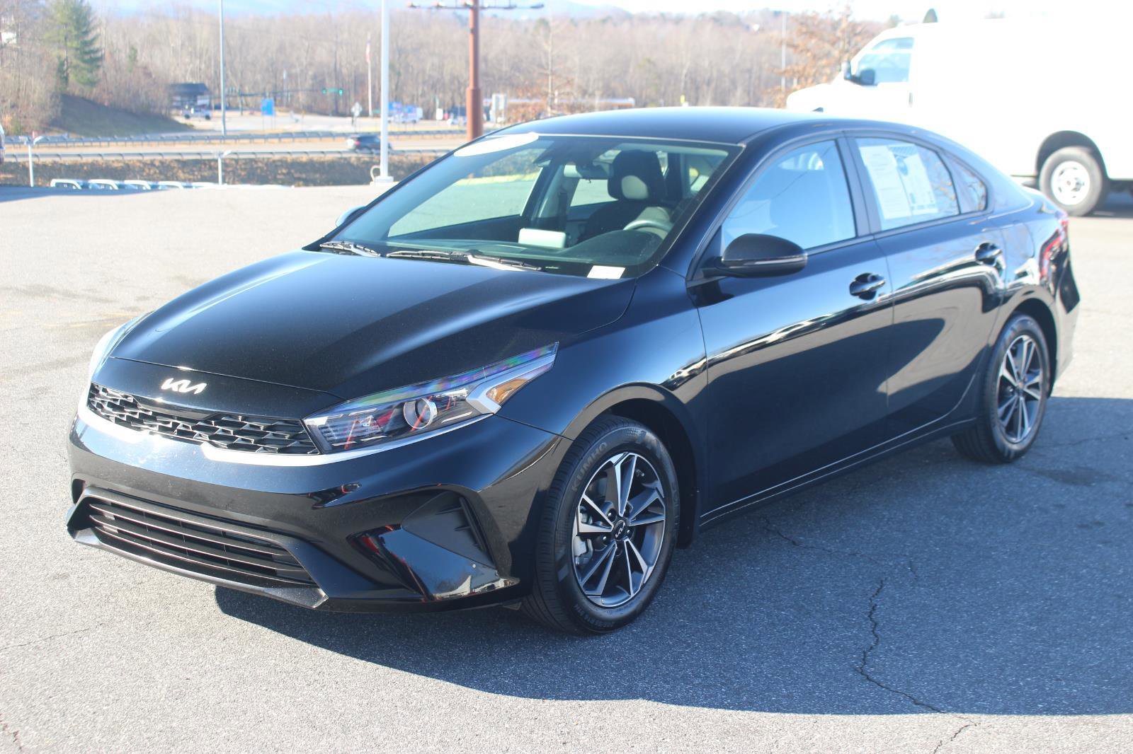 Used 2023 Kia Forte LXS w/ LXS Technology Package image 3