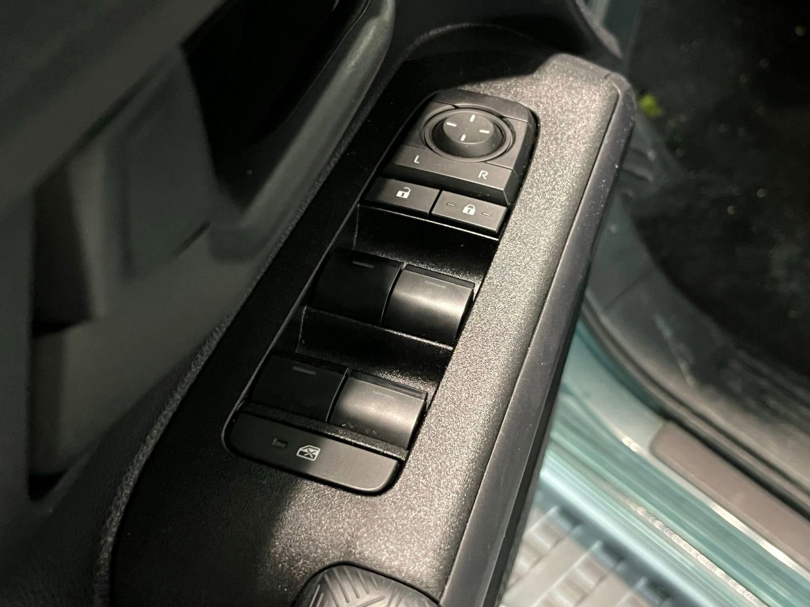 Used 2025 Toyota 4Runner TRD Off-Road Premium AWD/4WD image 35