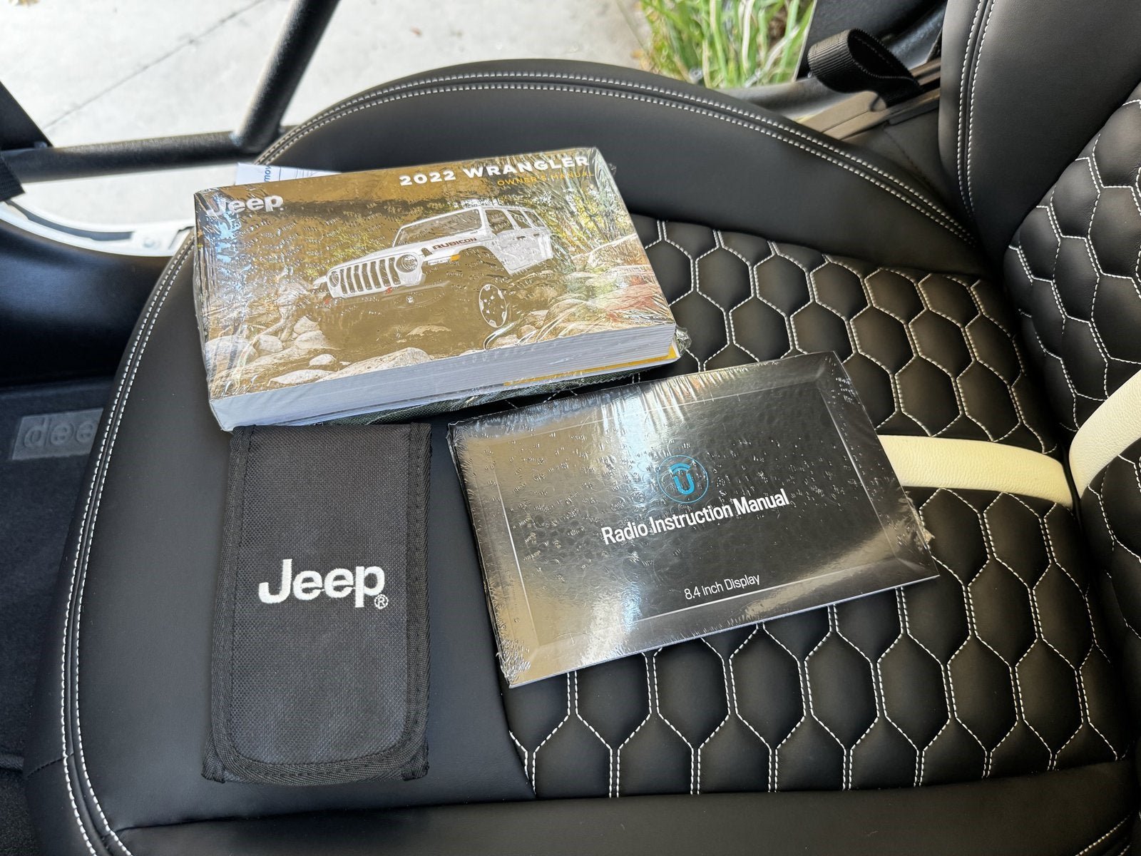 Used 2022 Jeep Wrangler Unlimited Sahara AWD/4WD image 35