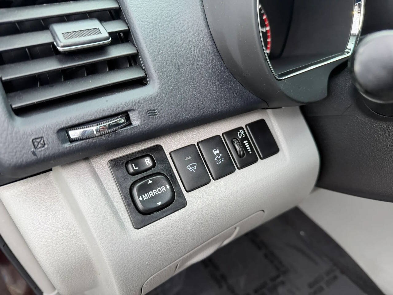 Used 2013 Toyota Highlander Plus AWD/4WD image 27