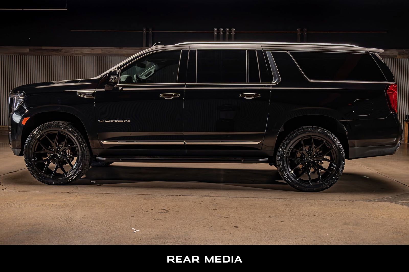 Used 2024 GMC Yukon XL SLT w/ SLT Luxury Package image 6