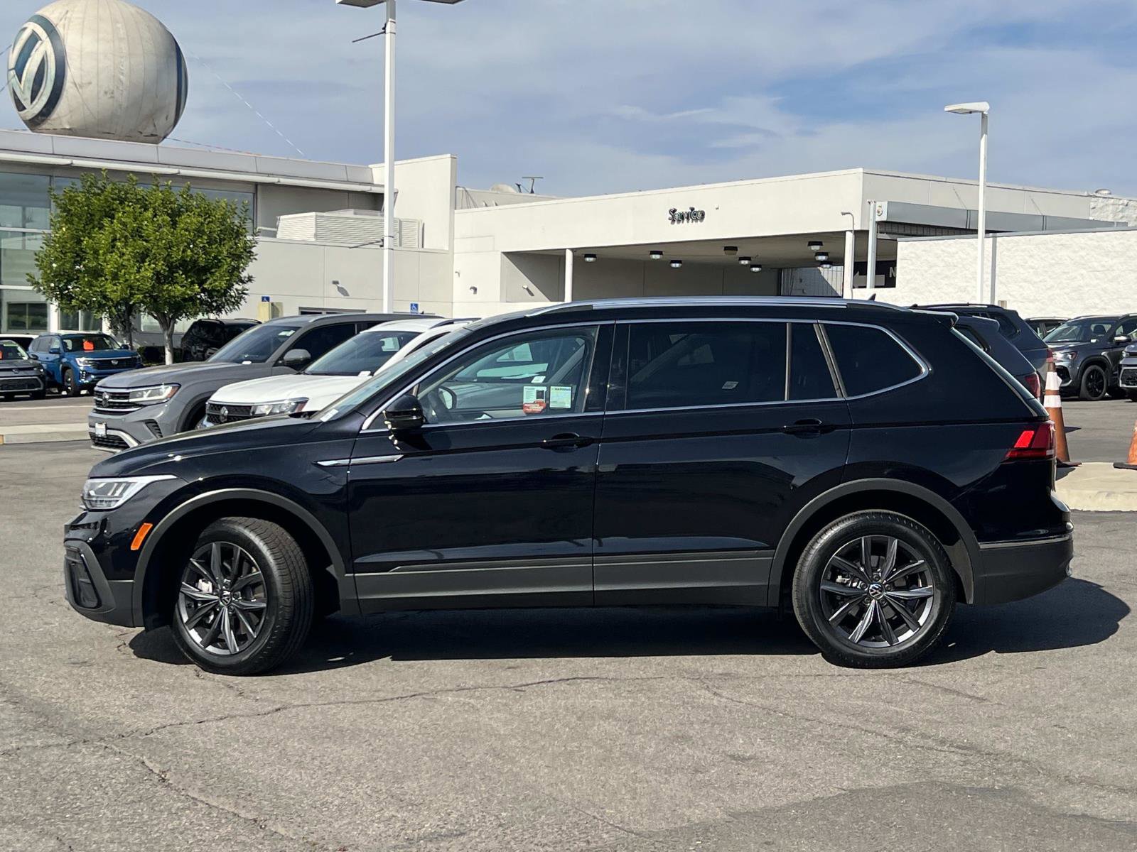 Certified 2022 Volkswagen Tiguan SE image 2