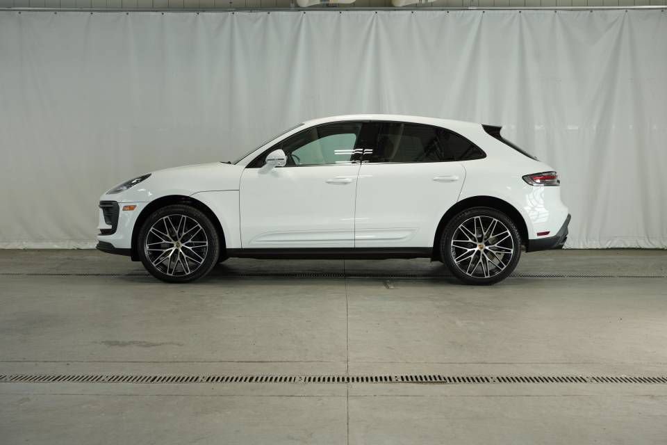 Certified 2025 Porsche Macan AWD/4WD image 2