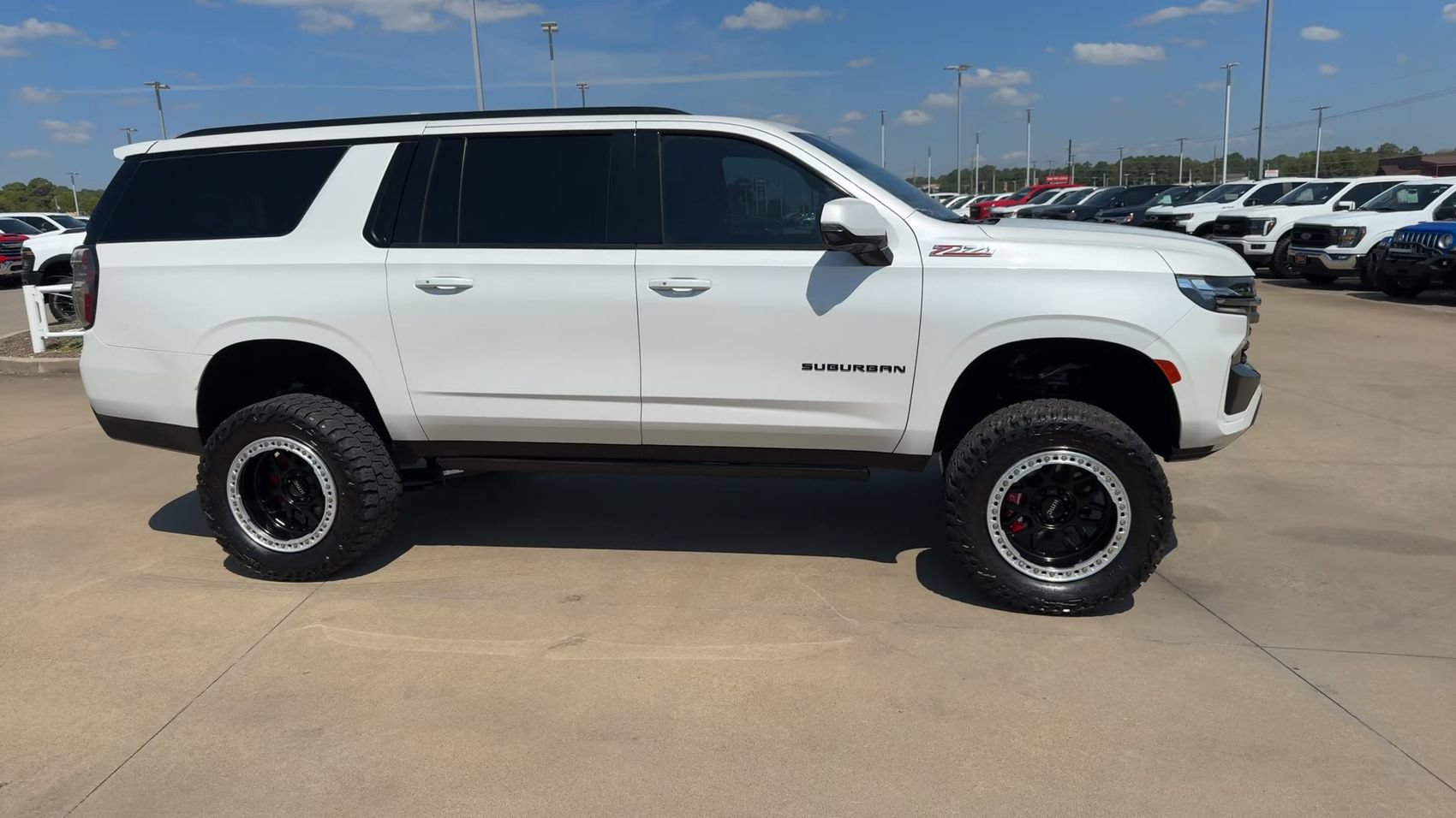 Used 2022 Chevrolet Suburban Z71 w/ Luxury Package AWD/4WD image 2