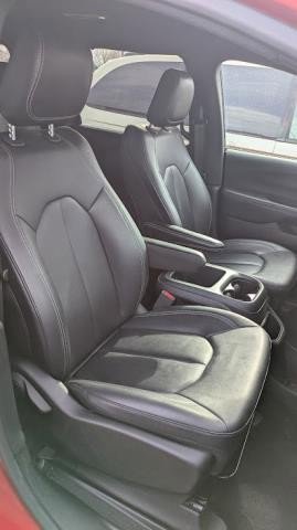 Used 2025 Chrysler Pacifica Select image 21
