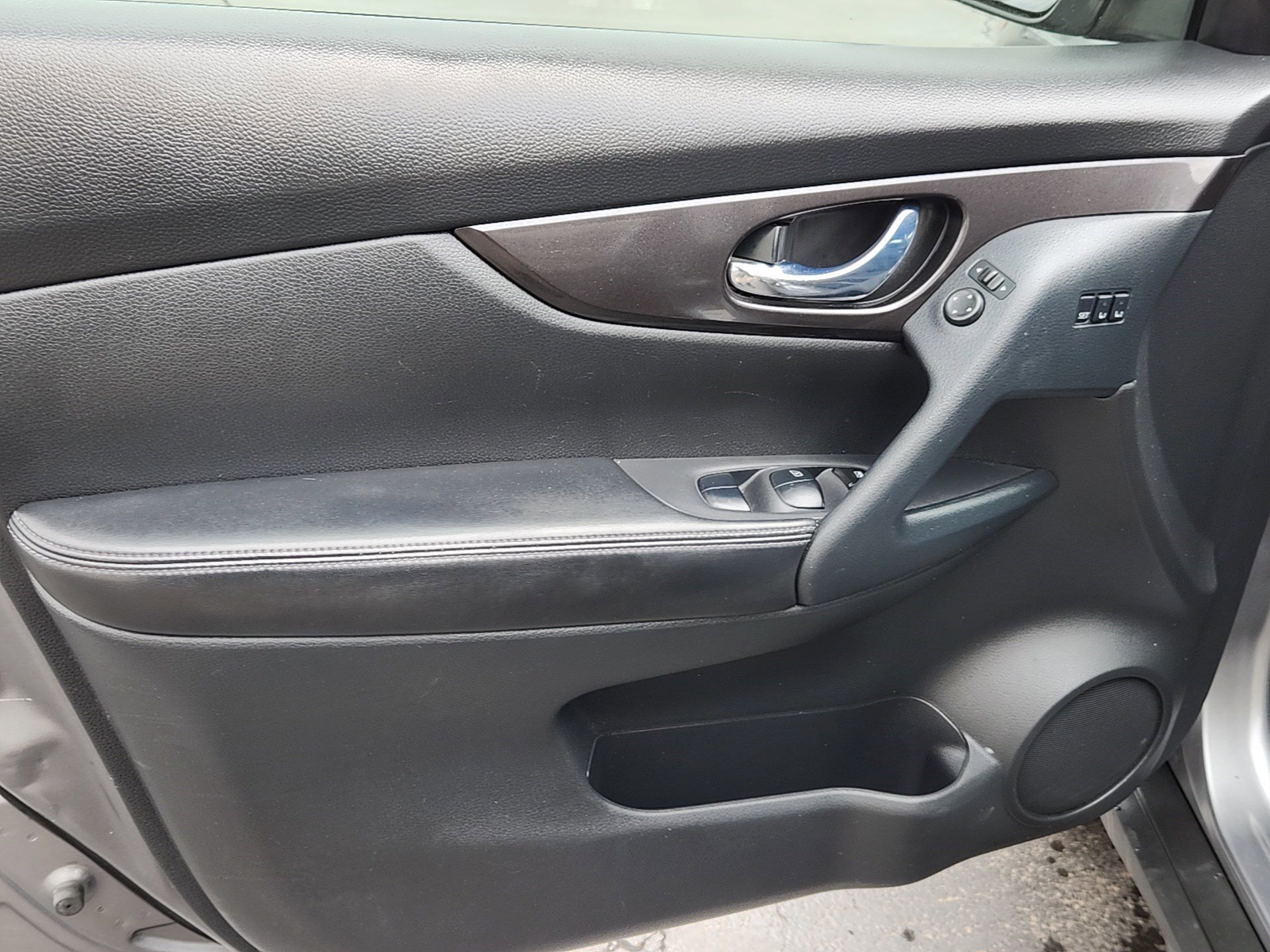 Used 2019 Nissan Rogue SV w/ Premium Package image 8