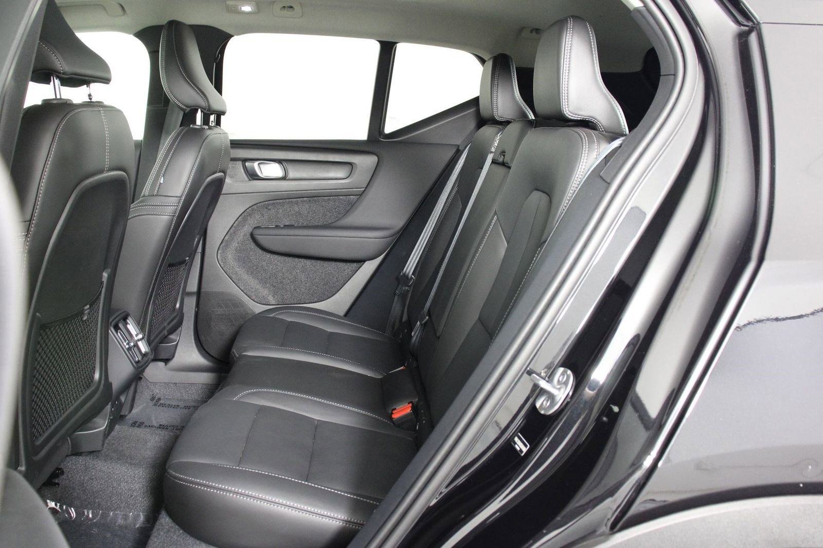 Certified 2025 Volvo XC40 B5 Plus AWD/4WD image 32