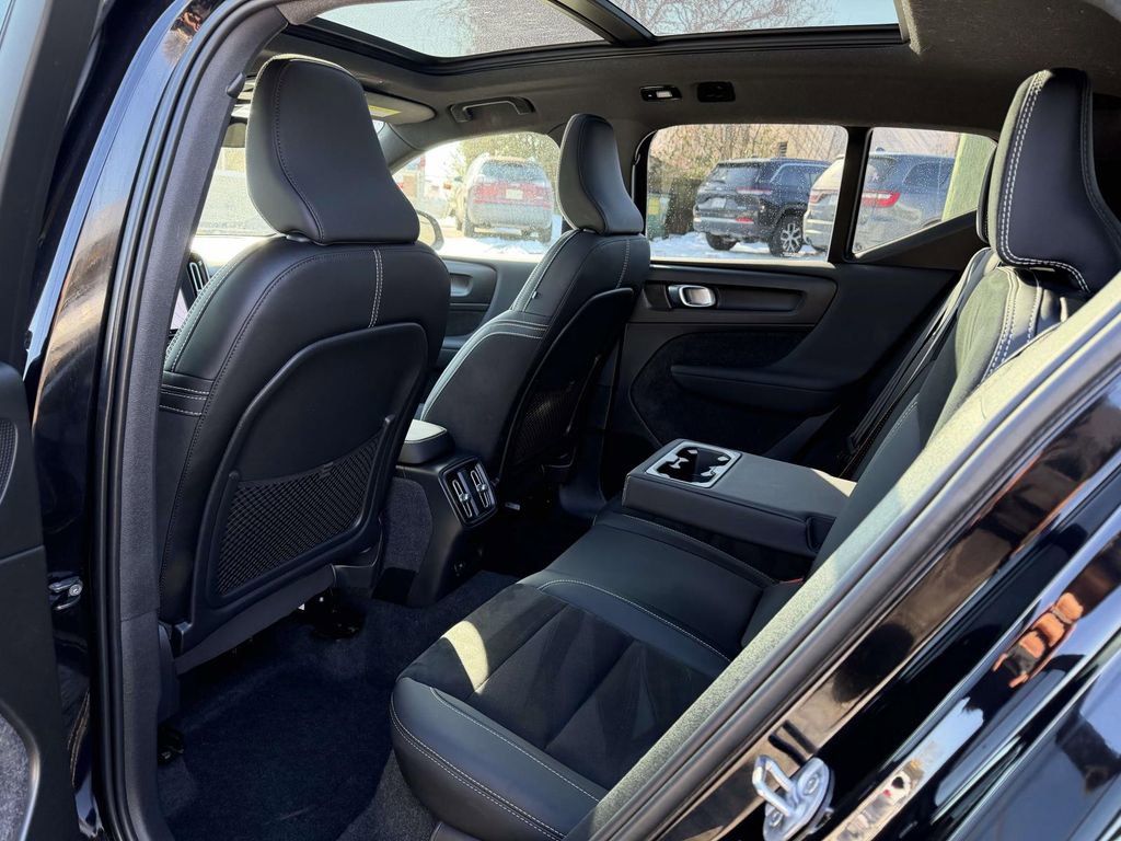 Used 2023 Volvo XC40 Recharge Plus image 14