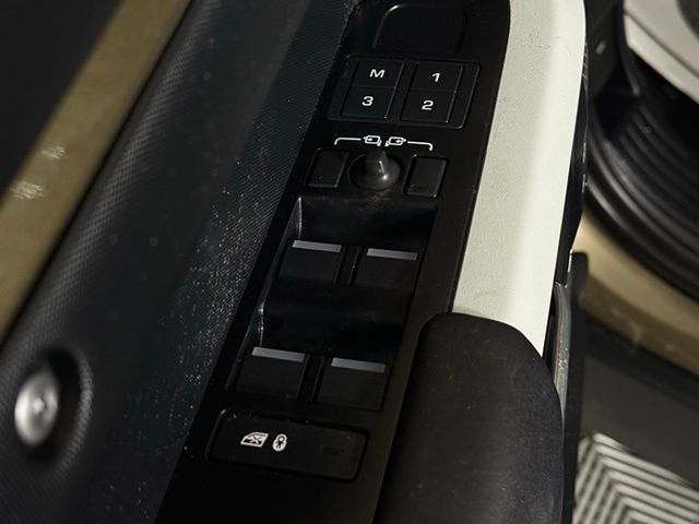 Certified 2024 Land Rover Defender 110 SE image 30