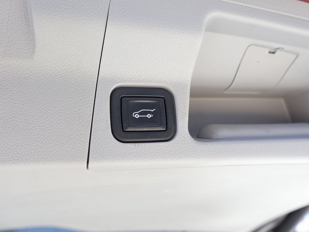 Used 2020 GMC Acadia SLT w/ Driver Alert Package II FWD image 16