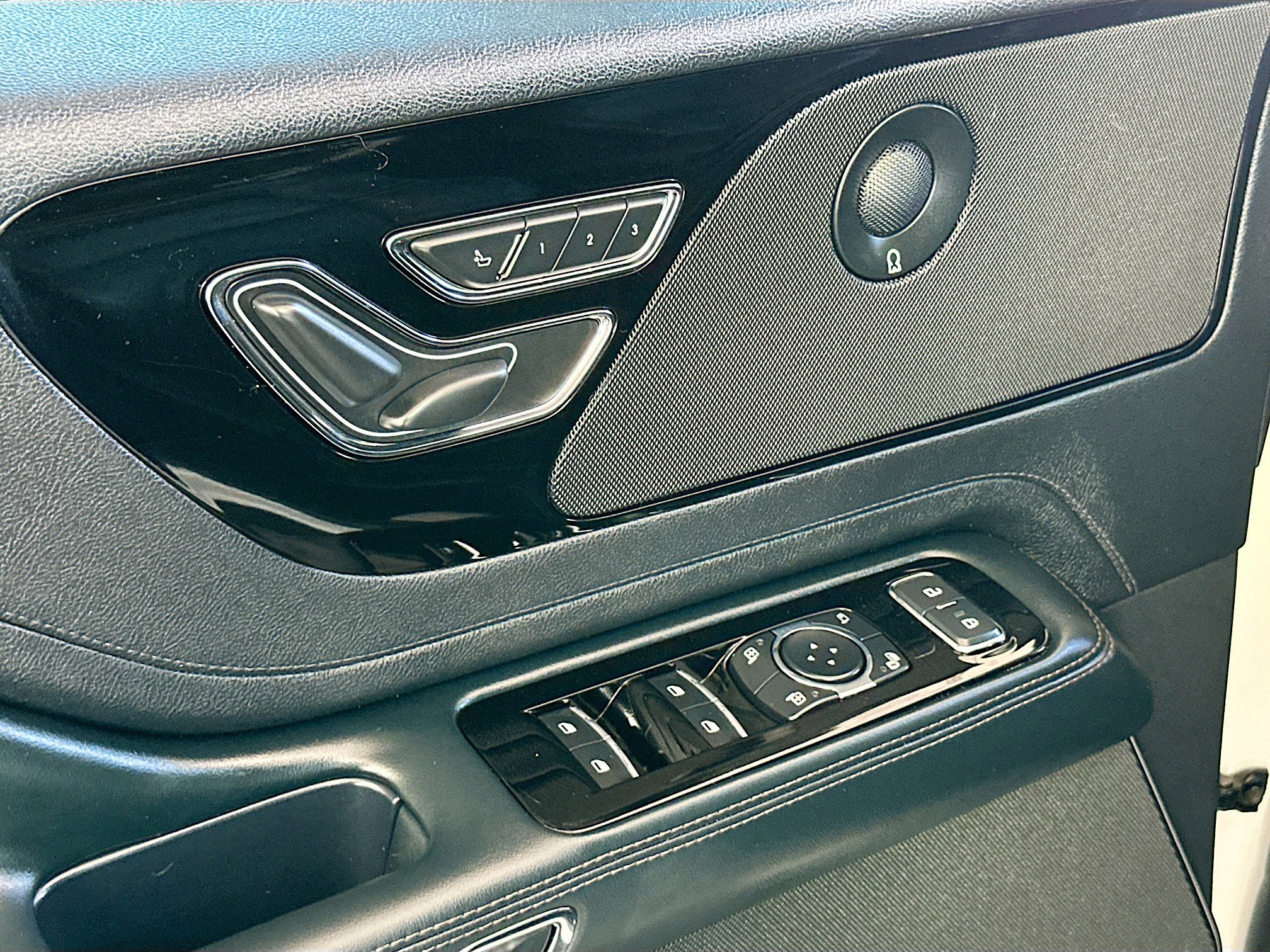 Used 2025 Lincoln Aviator Reserve w/ Jet Appearance Package RWD image 18