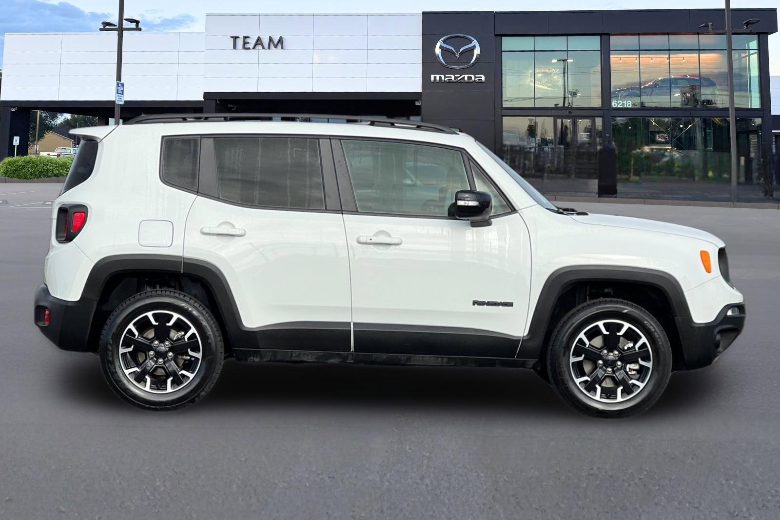 Used 2023 Jeep Renegade Latitude image 3