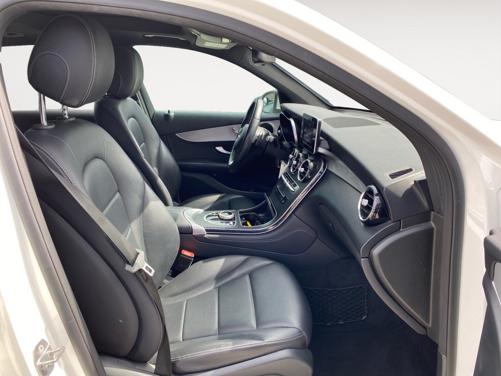 Used 2019 Mercedes-Benz GLC 300 4MATIC w/ Premium Package image 18