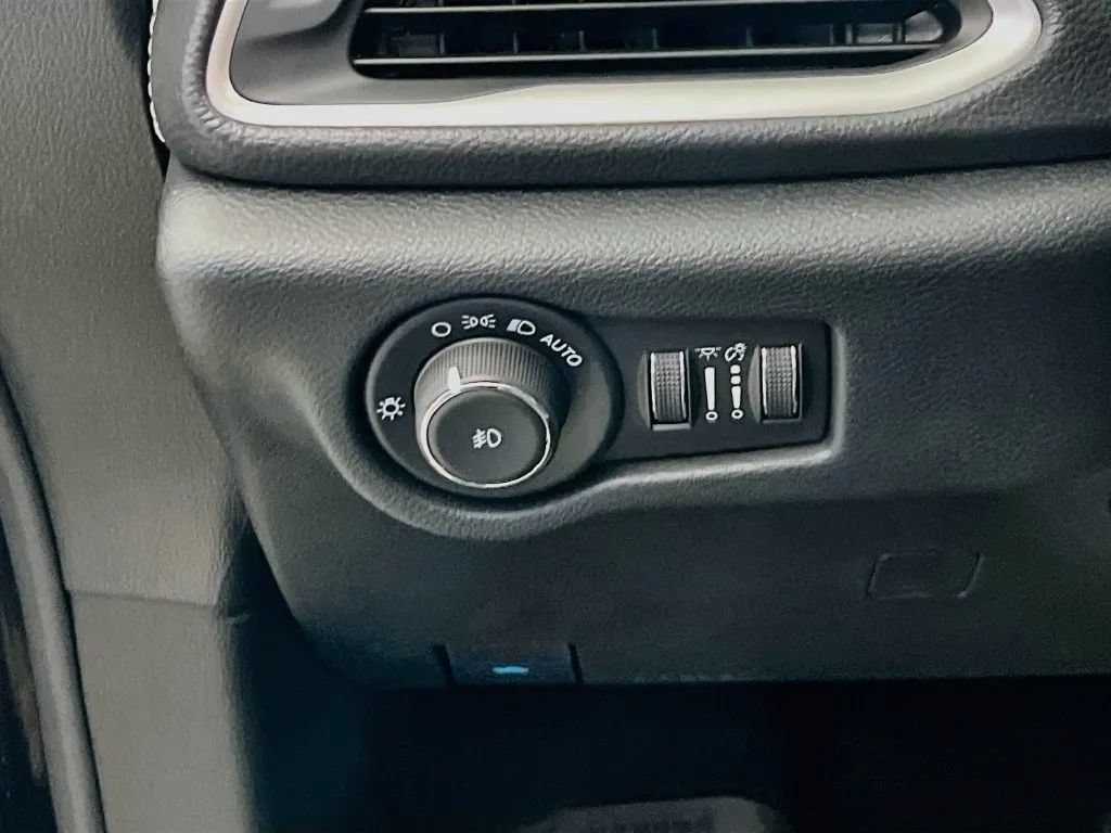 Used 2025 Chrysler Pacifica Select w/ Fav Edition Package FWD image 11