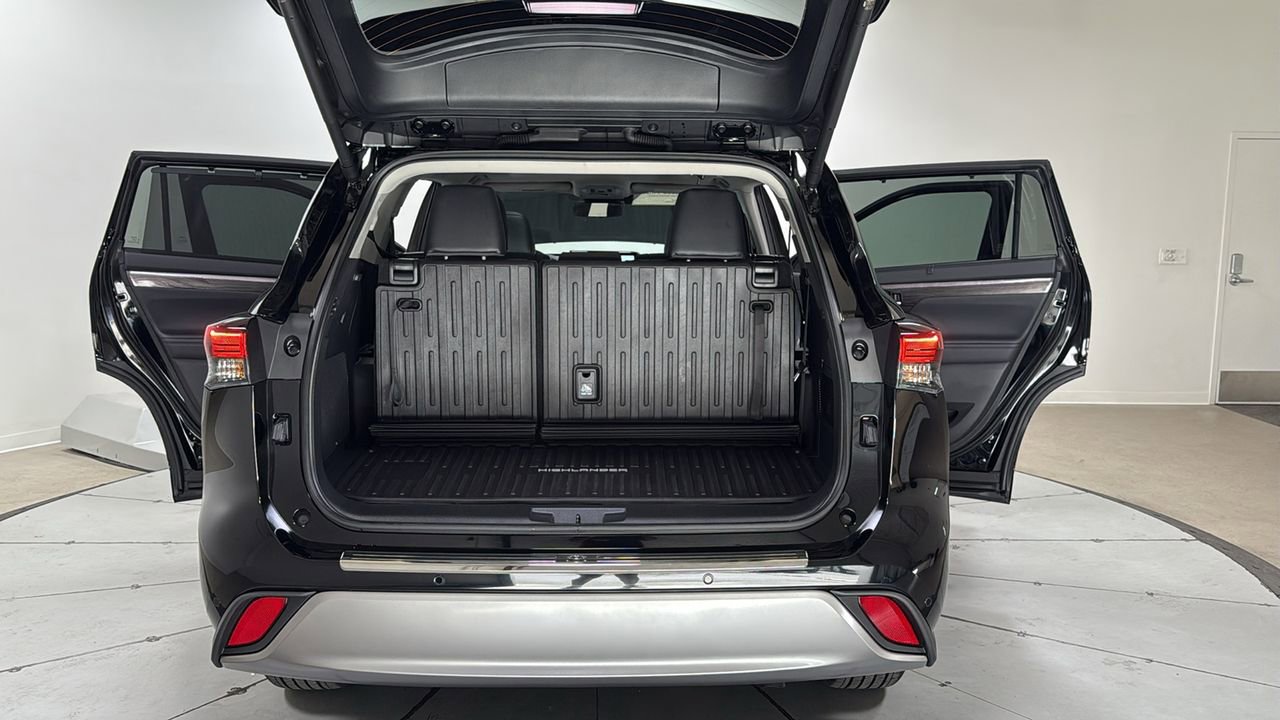 Certified 2026 Toyota Highlander Platinum image 16