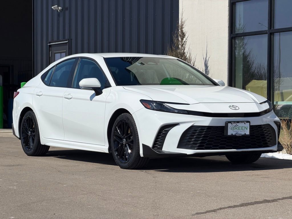 Used 2025 Toyota Camry SE image 4