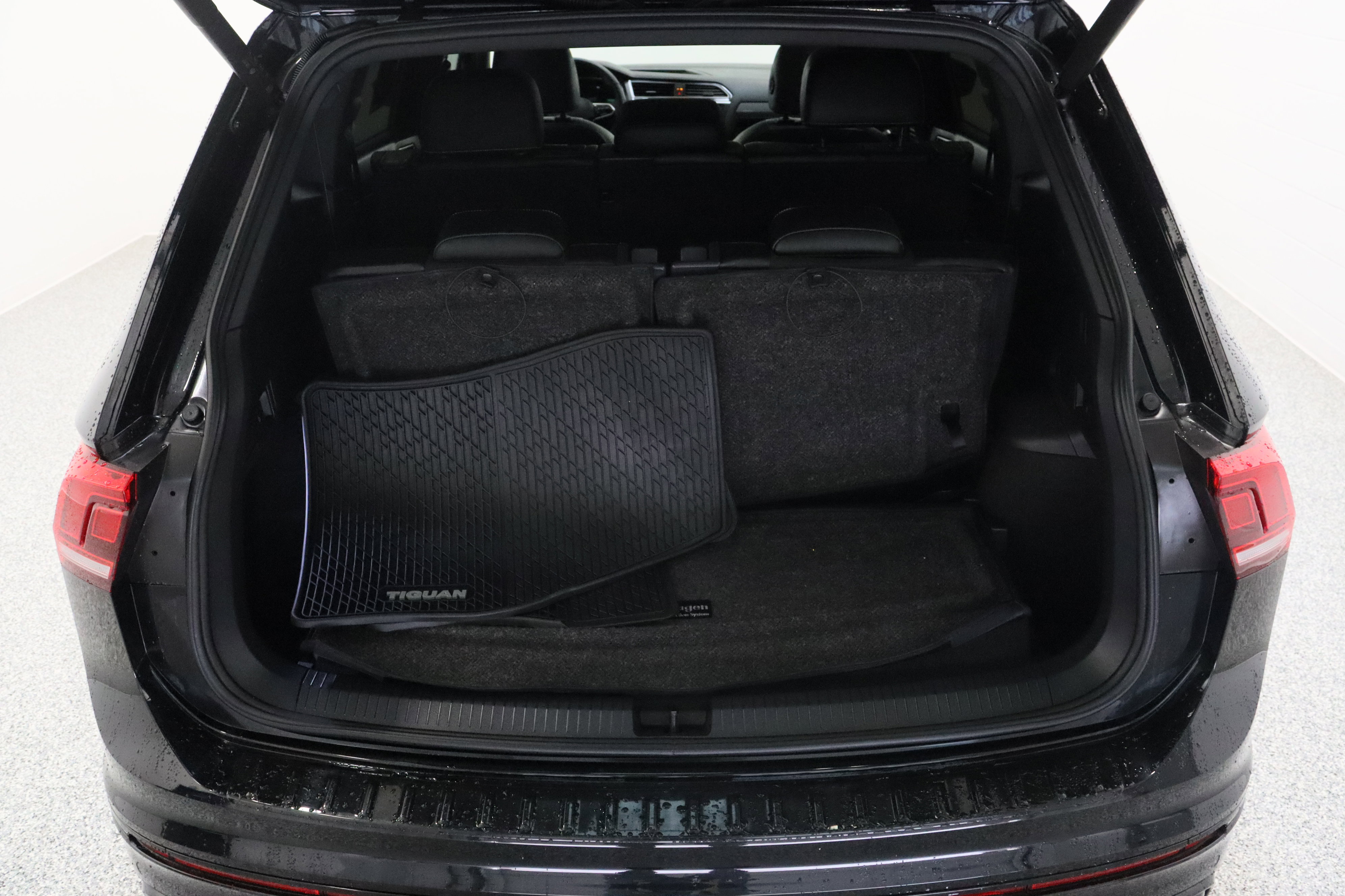 Used 2024 Volkswagen Tiguan SE R-Line FWD image 34