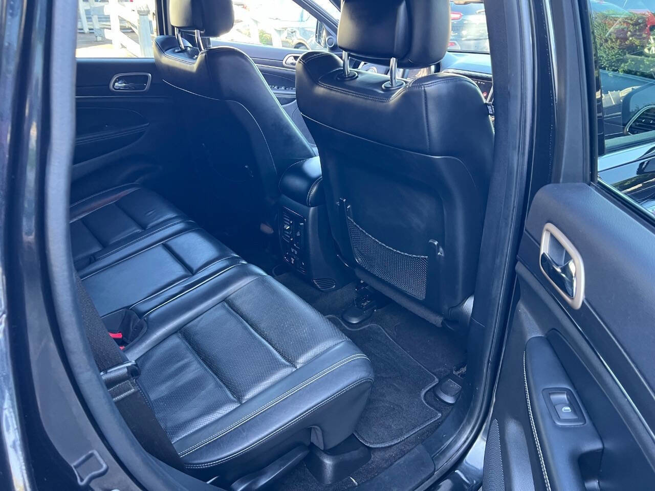 Used 2015 Jeep Grand Cherokee Limited w/ Luxury Group II AWD/4WD image 19