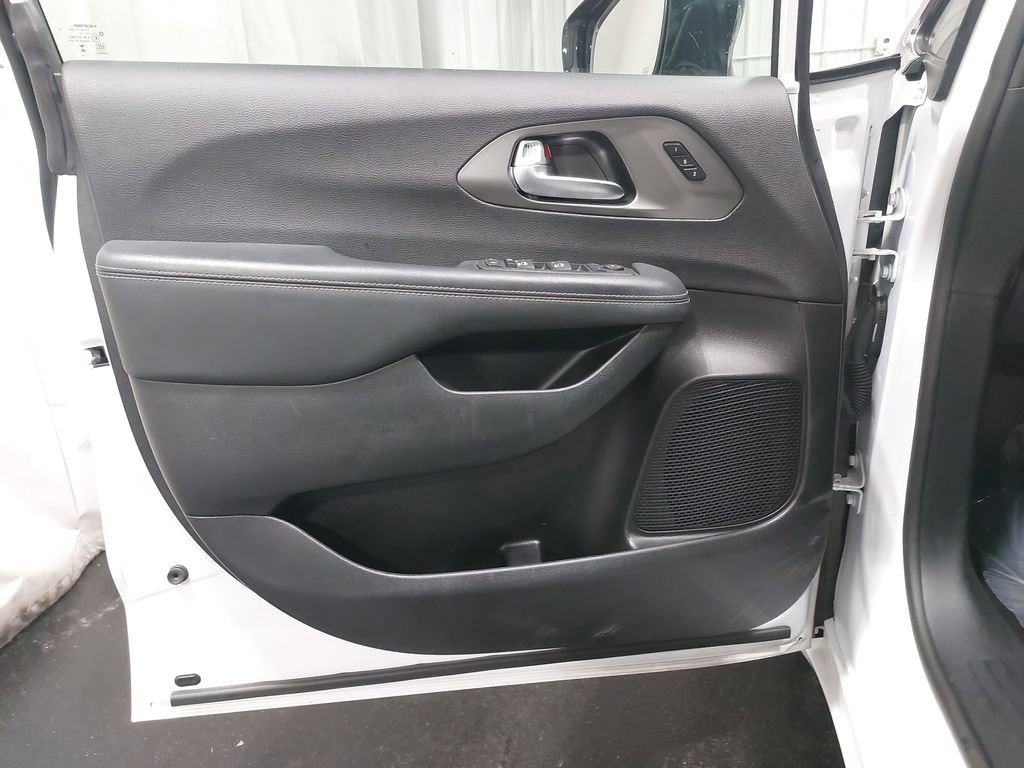 Used 2025 Chrysler Pacifica Select image 29