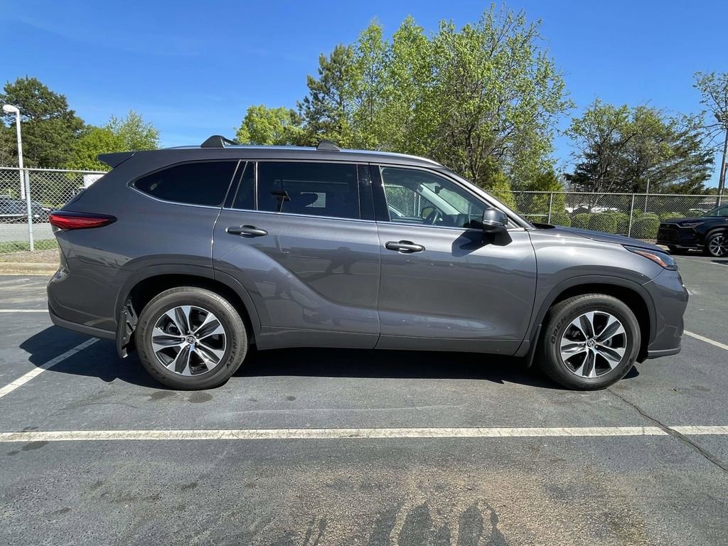 Used 2021 Toyota Highlander XLE image 17