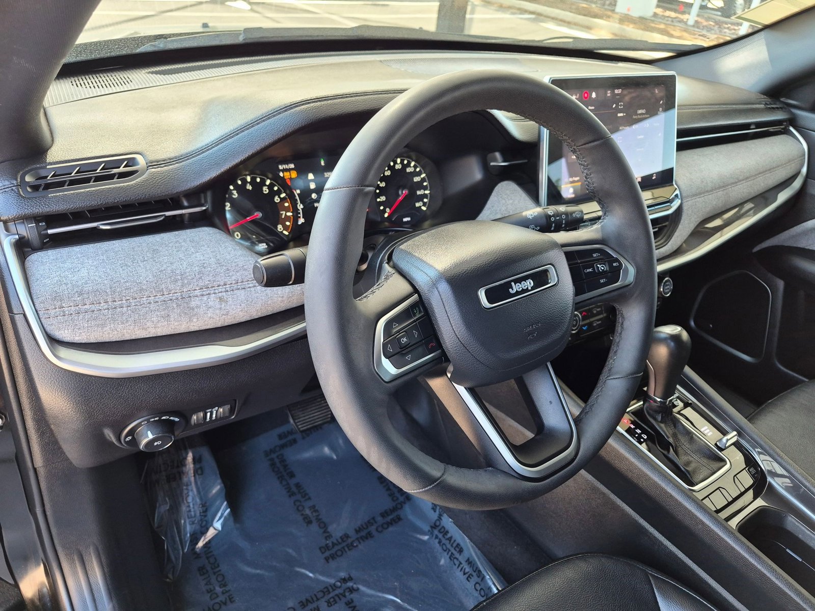 Used 2023 Jeep Compass Latitude w/ Sun and Sound Group AWD/4WD image 10
