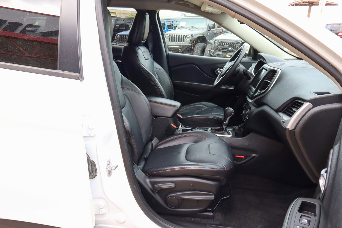 Used 2015 Jeep Cherokee Trailhawk w/ Comfort/Convenience Group AWD/4WD image 28