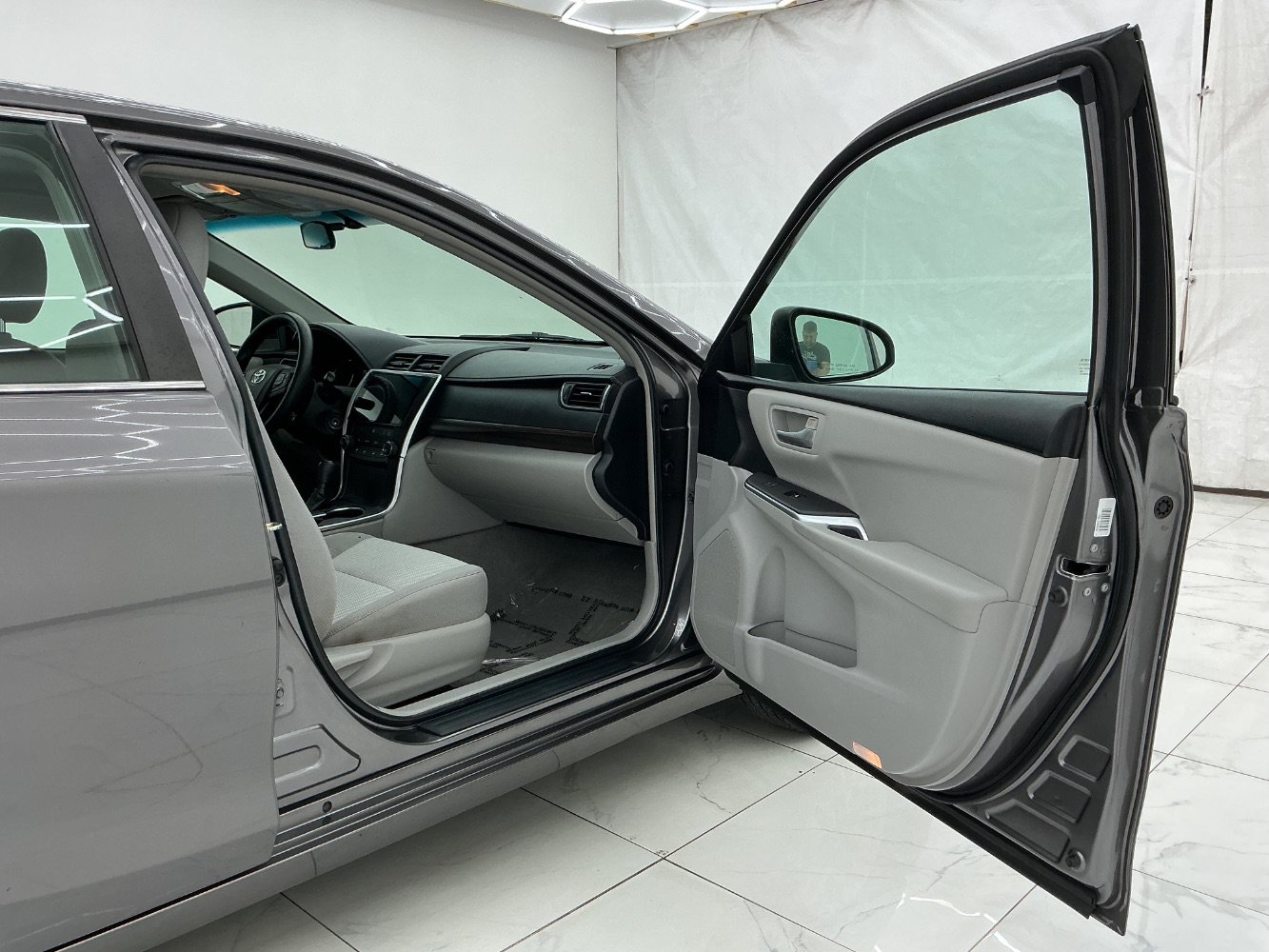 Used 2016 Toyota Camry LE FWD image 17