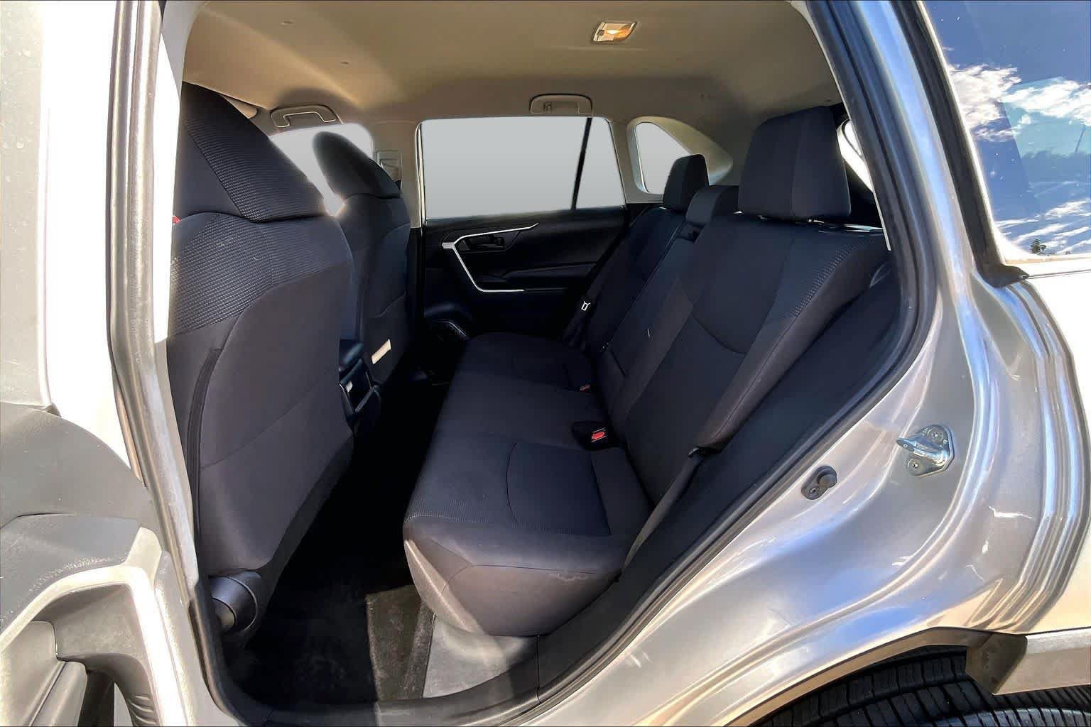 Used 2019 Toyota RAV4 LE FWD image 18