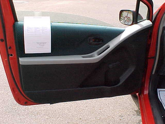 Used 2007 Toyota Yaris 2-Door Hatchback image 12