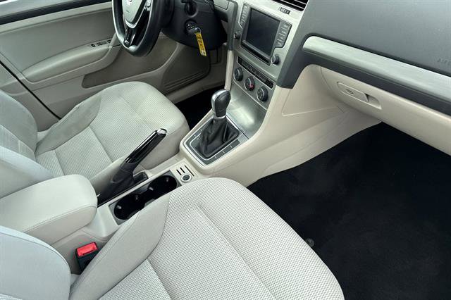 Used 2016 Volkswagen Golf S image 17