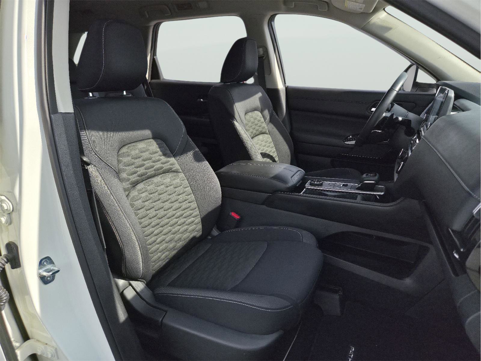 Used 2022 Nissan Pathfinder SV image 16