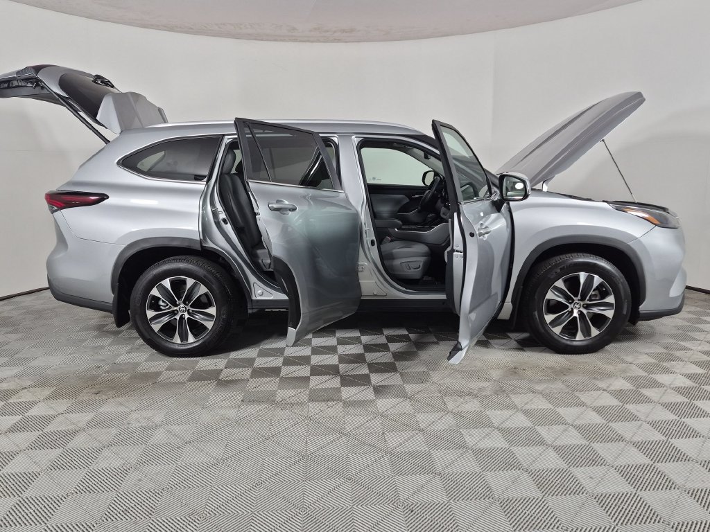 Used 2024 Toyota Highlander XLE FWD image 9
