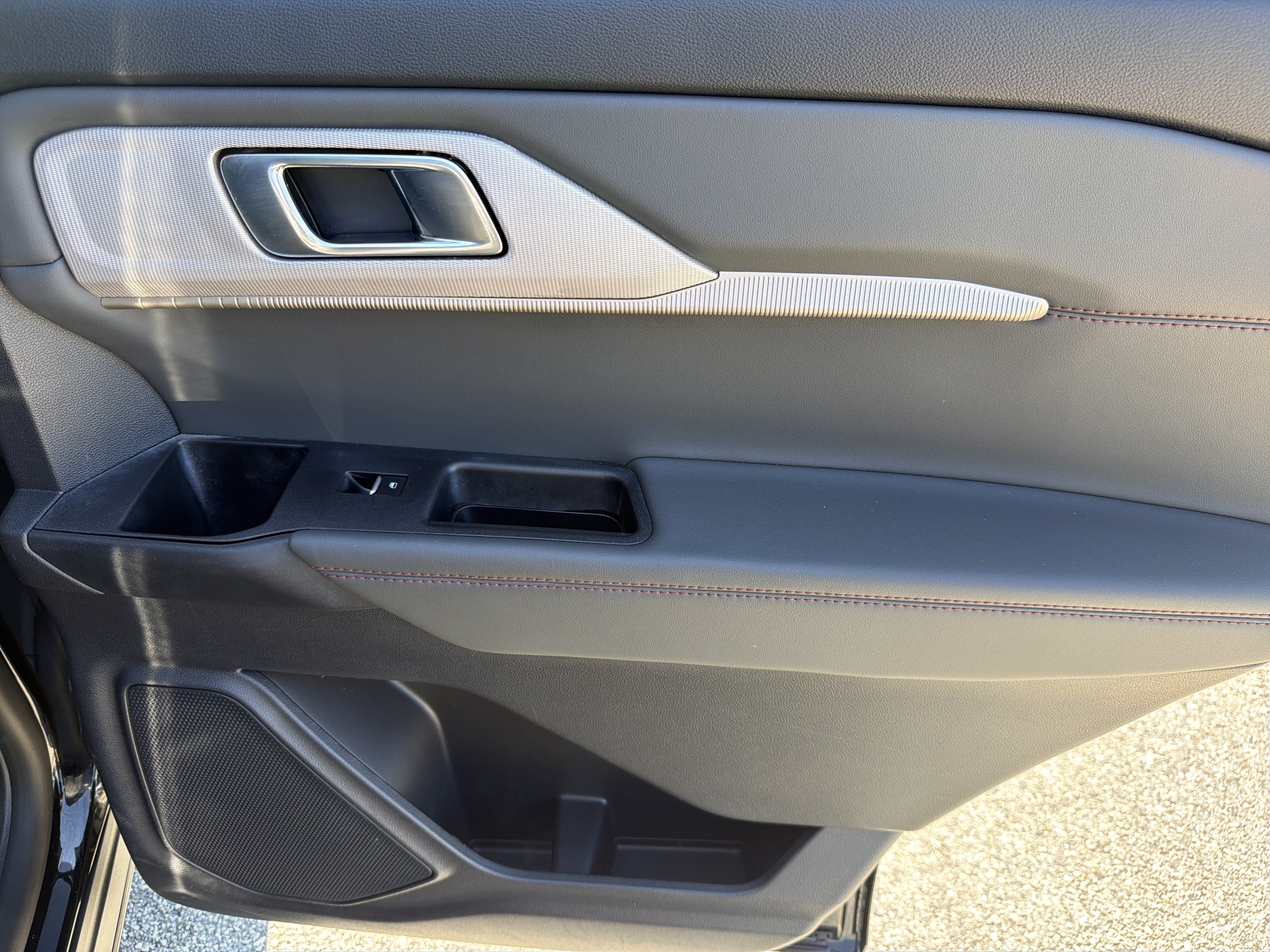 Used 2025 Ford Explorer Active RWD image 26