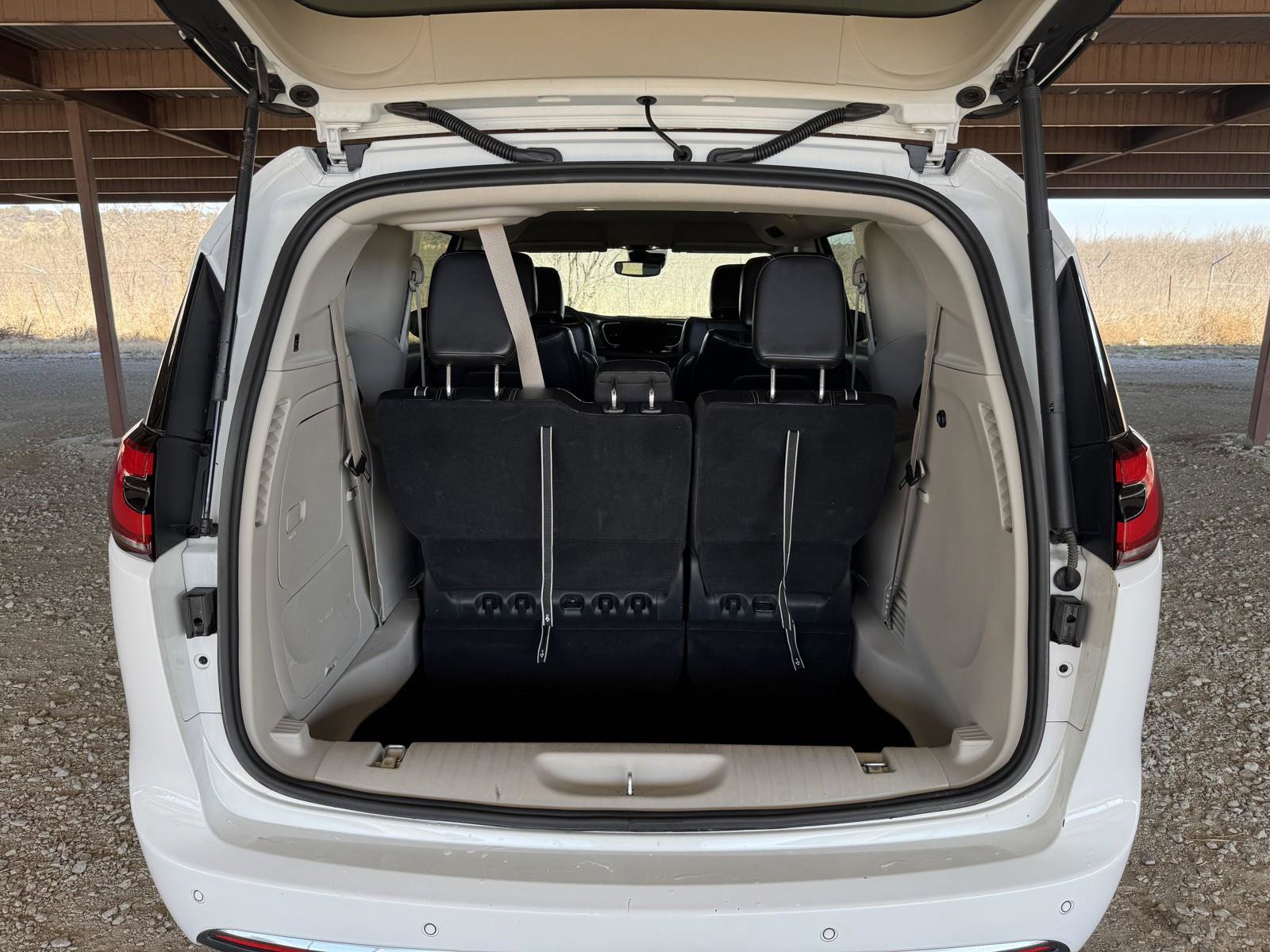 Used 2023 Chrysler Pacifica Touring-L image 31