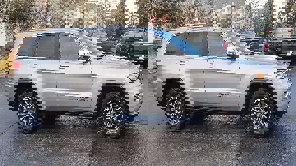 Used 2020 Jeep Grand Cherokee Limited w/ Luxury Group II image 2