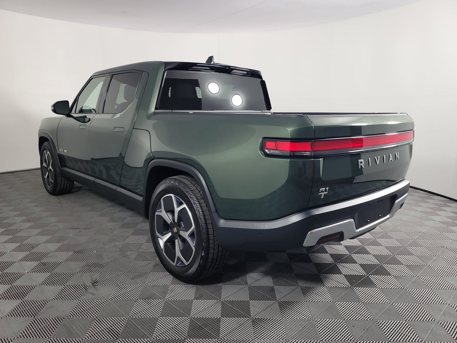 Used 2024 Rivian R1T Adventure AWD/4WD image 3